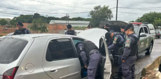 Quatro homens são presos com granada e arma dentro de carro na Zona Norte de Manaus