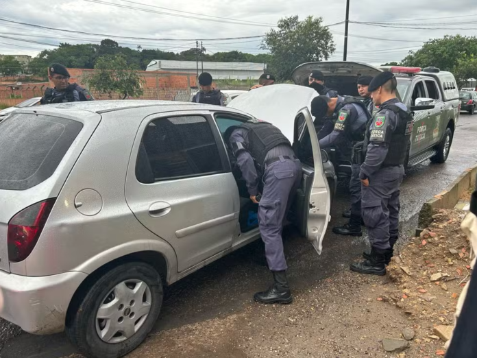 Quatro homens são presos com granada e arma dentro de carro na Zona Norte de Manaus