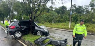 Diego de Souza da Gama 36, Karine Aguiar Pantoja, 21 ficaram feridos neste domingo (21), após colidirem com uma árvore na Avenida do Futuro, no bairro Tarumã, zona oeste de Manaus. Uma das vítimas ficou presa às ferragens do veículo.