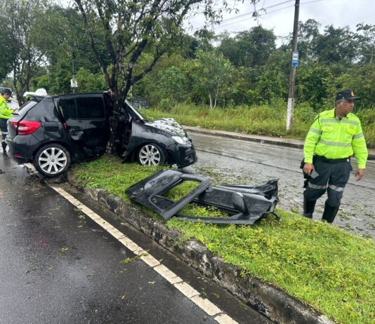 Diego de Souza da Gama 36, Karine Aguiar Pantoja, 21 ficaram feridos neste domingo (21), após colidirem com uma árvore na Avenida do Futuro, no bairro Tarumã, zona oeste de Manaus. Uma das vítimas ficou presa às ferragens do veículo.