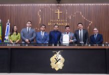 Delegado da Polícia Federal Leandro Almada recebe Medalha Ruy Araújo na ALEAM Leandro Almada