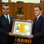 Cel. Otávio Júnior se emociona ao receber o Oscar da Segurança e Placa da Personalidade representando o presidente Roberto Cidade Cel otávio