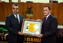 Cel. Otávio Júnior se emociona ao receber o Oscar da Segurança e Placa da Personalidade representando o presidente Roberto Cidade Cel otávio