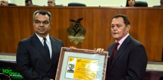 Cel. Otávio Júnior se emociona ao receber o Oscar da Segurança e Placa da Personalidade representando o presidente Roberto Cidade Cel otávio