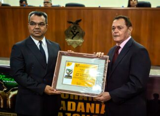 Cel. Otávio Júnior se emociona ao receber o Oscar da Segurança e Placa da Personalidade representando o presidente Roberto Cidade Cel otávio