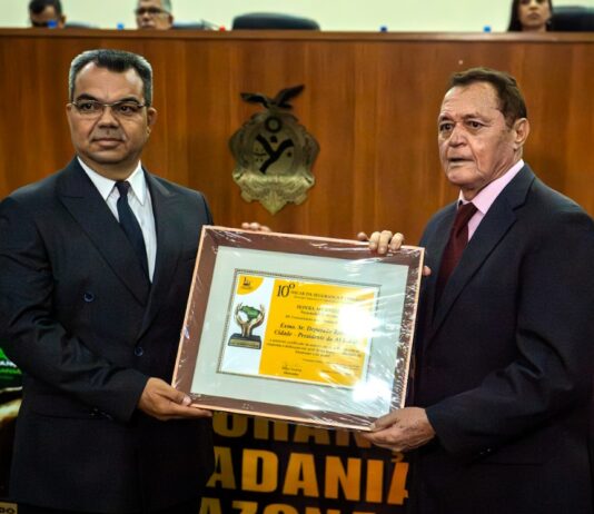 Cel. Otávio Júnior se emociona ao receber o Oscar da Segurança e Placa da Personalidade representando o presidente Roberto Cidade Cel otávio