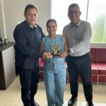Investigadora da Polícia Civil do Amazonas, Felismina Ribeiro, recebe troféu do 10º Oscar da Segurança 2025
