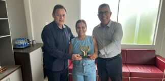 Investigadora da Polícia Civil do Amazonas, Felismina Ribeiro, recebe troféu do 10º Oscar da Segurança 2025