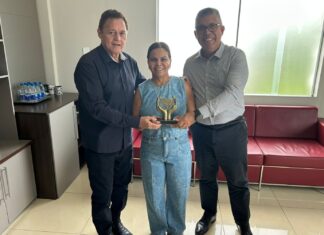 Investigadora da Polícia Civil do Amazonas, Felismina Ribeiro, recebe troféu do 10º Oscar da Segurança 2025