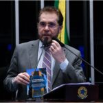 Plínio Valério lidera levantamento e surge como favorito à reeleição ao Senado pelo Amazonas Plínio Valério