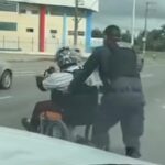 Em Manaus, Policial militar para viatura e emociona ao ajudar cadeirante a vencer ladeira íngreme