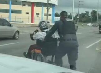 Em Manaus, Policial militar para viatura e emociona ao ajudar cadeirante a vencer ladeira íngreme